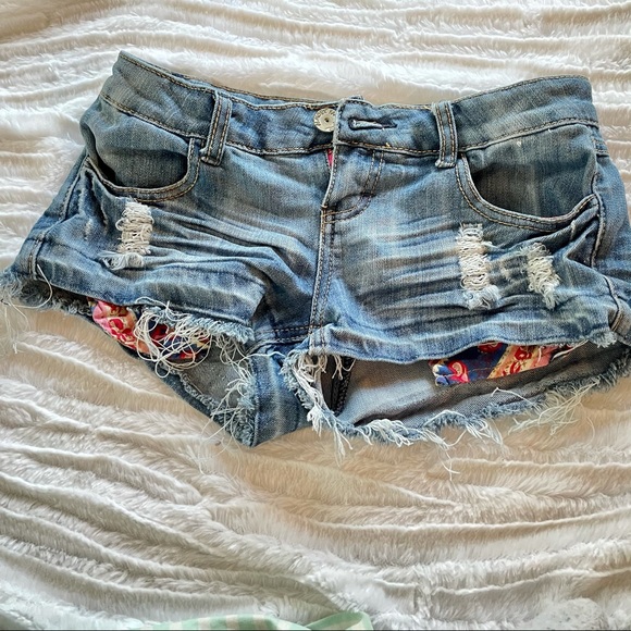 Almost Famous Shorts - Picture 2 of 5